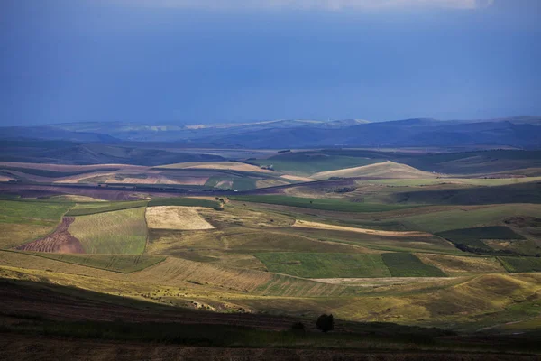 Hermoso Paisaje Coloridos Campos Verano Cielo Tormentoso — Foto de Stock