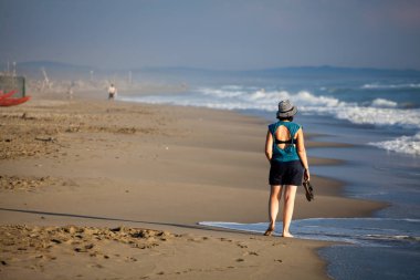 Kumsalda Yürüyen Genç Kadın