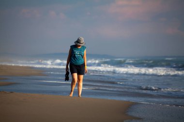 Kumsalda Yürüyen Genç Kadın
