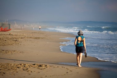 Kumsalda Yürüyen Genç Kadın