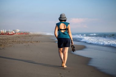 Kumsalda Yürüyen Genç Kadın