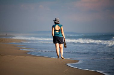 Kumsalda Yürüyen Genç Kadın