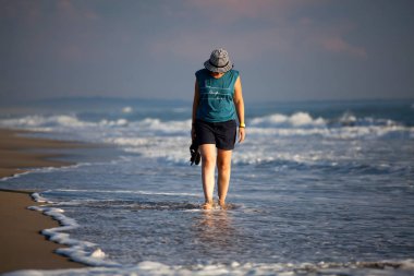 Kumsalda Yürüyen Genç Kadın