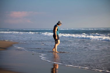 Kumsalda Yürüyen Genç Kadın