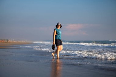 Kumsalda Yürüyen Genç Kadın