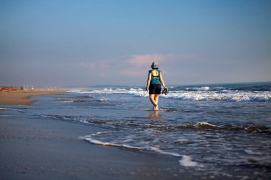 Kumsalda Yürüyen Genç Kadın