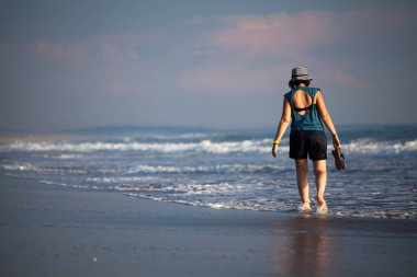 Kumsalda Yürüyen Genç Kadın