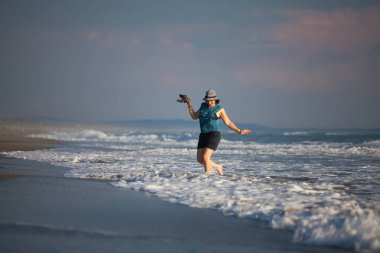 Kumsalda Yürüyen Genç Kadın