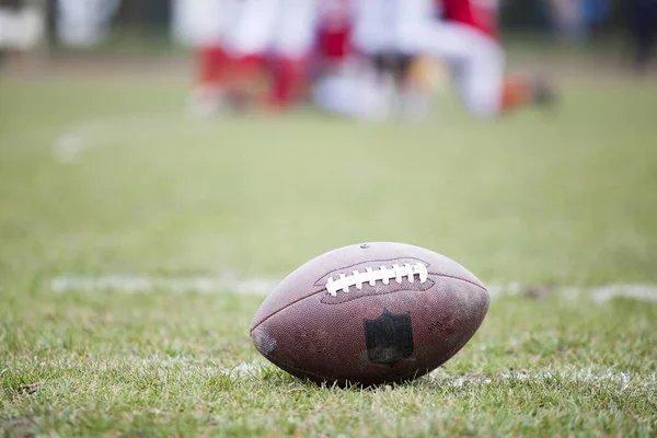 Nahaufnahme Eines American Football Auf Dem Spielfeld Spieler Hintergrund — Stockfoto