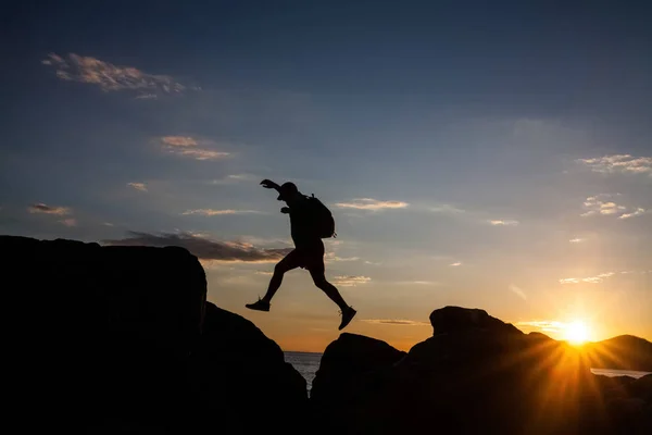 夕阳下登山者徒步旅行的剪影 成功理念 — 图库照片