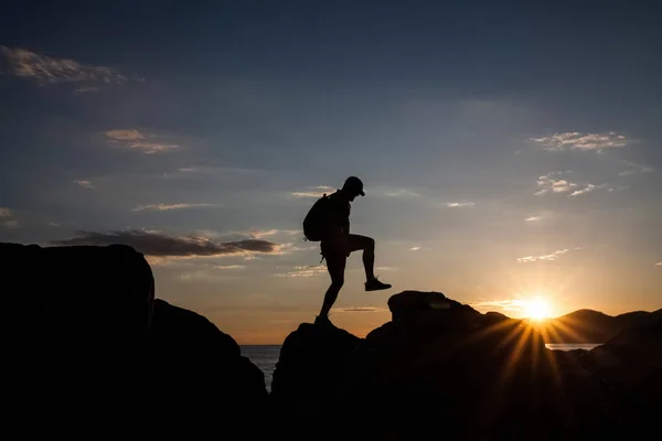 夕阳下登山者徒步旅行的剪影 成功理念 — 图库照片