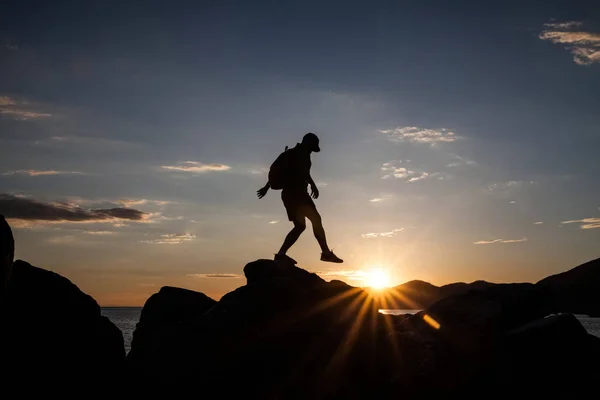 夕阳下登山者徒步旅行的剪影 成功理念 — 图库照片