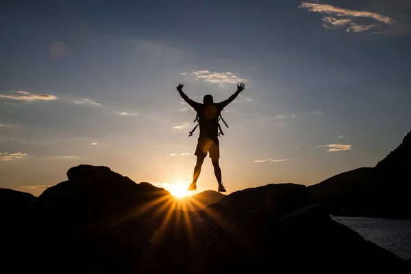 夕阳下登山者徒步旅行的剪影 成功理念 — 图库照片