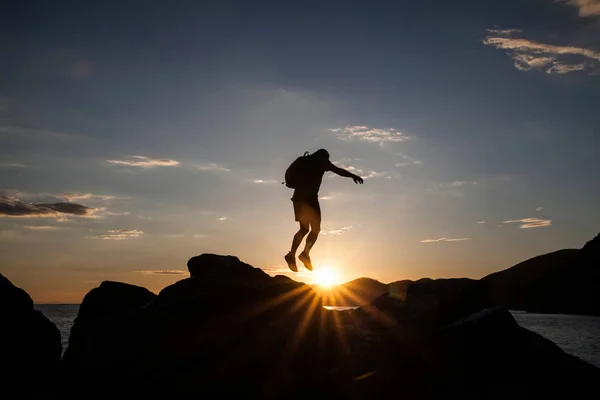 夕阳下登山者徒步旅行的剪影 成功理念 — 图库照片