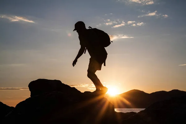 Sylwetka Podróżnika Piesze Wycieczki Góry Zachodzie Słońca Wolności Ryzyko Wyzwanie — Zdjęcie stockowe