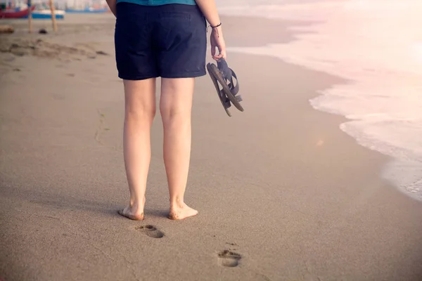 Frau Läuft Sandstrand Und Hinterlässt Fußspuren Sand — Stockfoto