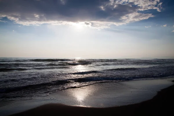 Incredibile Tramonto Sulla Spiaggia Con Orizzonte Infinito — Foto Stock