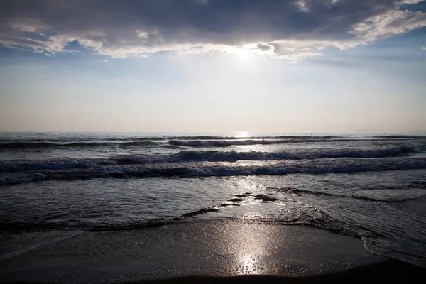 Incredibile Tramonto Sulla Spiaggia Con Orizzonte Infinito — Foto Stock