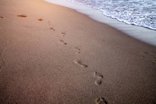 해변에서 모래에 발자국 — 스톡 사진