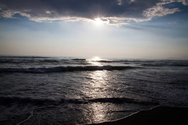 Удивительный Закат Пляже Бесконечным Горизонтом — стоковое фото