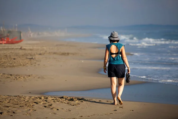 Mladá Žena Kráčející Pláži — Stock fotografie