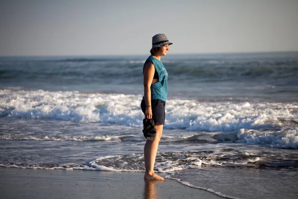 Junge Frau Läuft Strand Entlang — Stockfoto