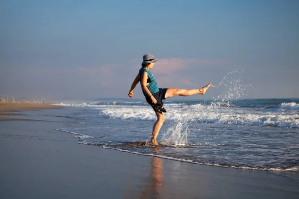 Mladá Žena Kráčející Pláži — Stock fotografie