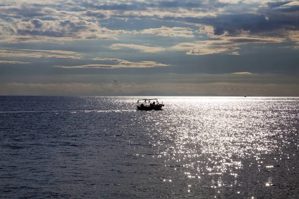 Yalnız Tekne Ile Dramatik Gökyüzü Günbatımı Silüeti — Stok fotoğraf