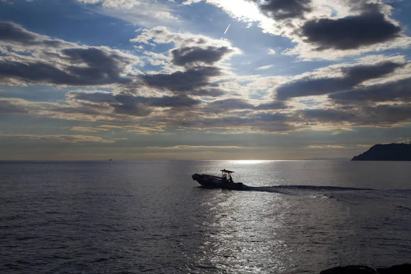 夕阳中的孤独小船剪影与戏剧性的天空 — 图库照片