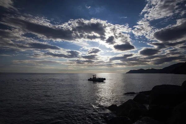 Silhouet Van Eenzame Boot Zonsondergang Met Dramatische Hemel — Stockfoto