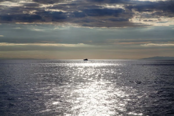Силуэт Одинокой Лодки Закате Драматическим Небом — стоковое фото
