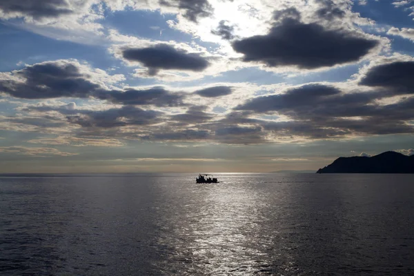 Силуэт Одинокой Лодки Закате Драматическим Небом — стоковое фото