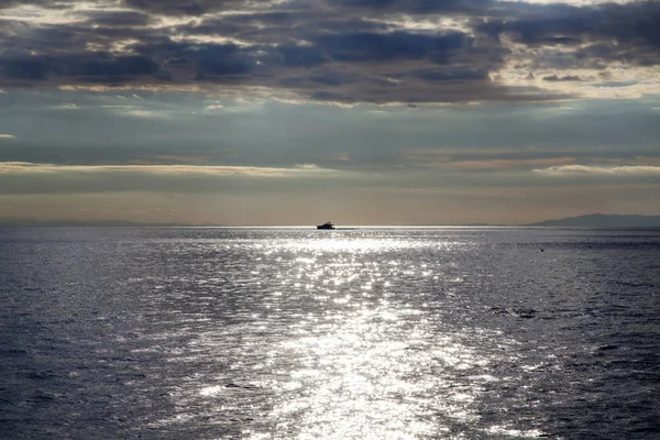 Silhouet Van Eenzame Boot Zonsondergang Met Dramatische Hemel — Stockfoto