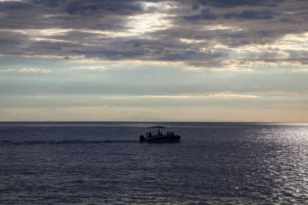 Silhouet Van Eenzame Boot Zonsondergang Met Dramatische Hemel — Stockfoto