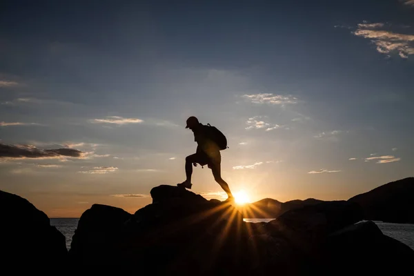 Silueta Viajero Senderismo Montaña Atardecer Libertad Riesgo Desafío Concepto Éxito —  Fotos de Stock