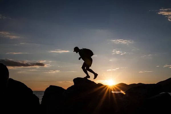 夕阳下登山者徒步旅行的剪影 成功理念 — 图库照片