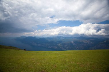 Garda Gölü ve çevredeki dağlardan Baldo dağ manzarası. Güzel landscpae arka plan.