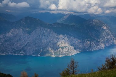 Garda Gölü ve çevredeki dağlardan Baldo dağ manzarası. Güzel landscpae arka plan.