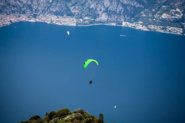 Dağ ve göl üzerinde yaz gün uçan yamaçparaşütü