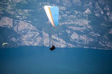 Dağ ve göl üzerinde yaz gün uçan yamaçparaşütü