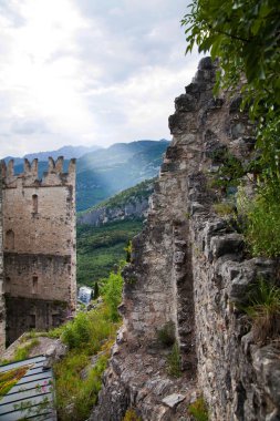 Kaya duvarları Arco Trento Trentino Alto Adige, İtalya Garda Gölü yakınındaki Ortaçağ Kalesi
