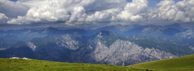 Garda Gölü ve çevredeki dağlardan Baldo dağ manzarası. Güzel landscpae arka plan.