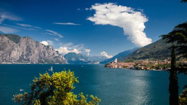 Güzel manzaralı Lago di Garda - Malcesine Köyü görünümünü. İtalya