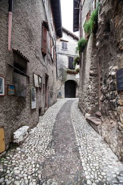 Vieille Rue Pittoresque Dans Ville Malcesine Italie — Photo