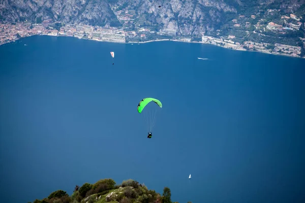 Parapente Volando Sobre Montañas Lago Día Verano —  Fotos de Stock