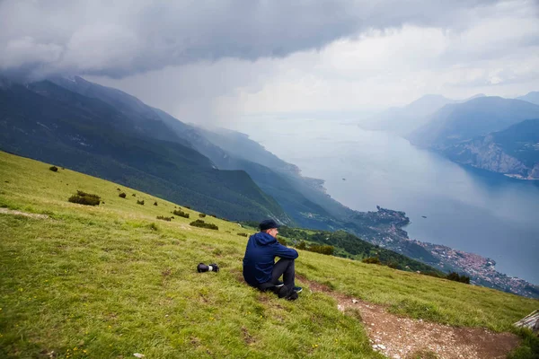 Podróżnik Relaks Szczycie Wzgórza Oglądając Wspaniałe Krajobrazy Góry Jezioro Krajobraz — Zdjęcie stockowe