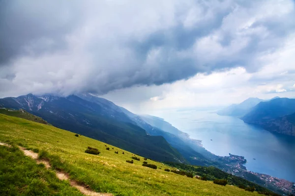 Vista Del Lago Garda Las Montañas Circundantes Desde Montaña Baldo —  Fotos de Stock