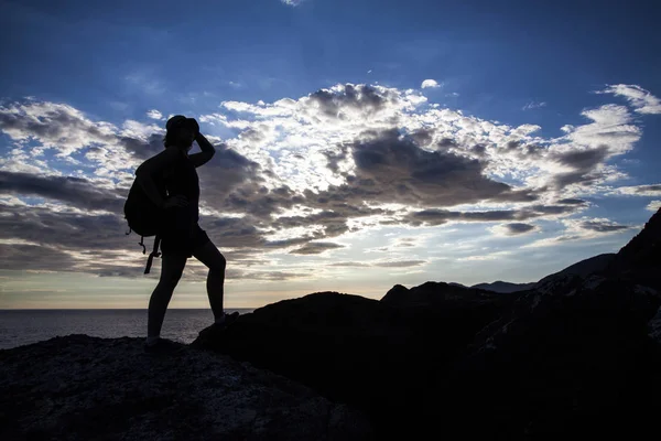 日落时分 一位妇女旅行者在山上徒步旅行的剪影 成功理念 — 图库照片