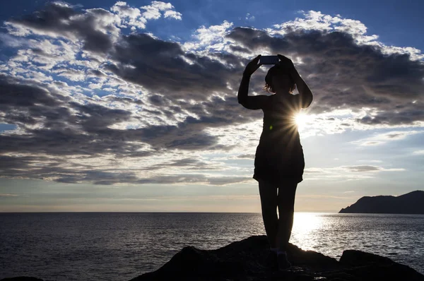 Silhoette Mujer Viajera Joven Tomando Fotos Con Teléfono Inteligente Atardecer — Foto de Stock