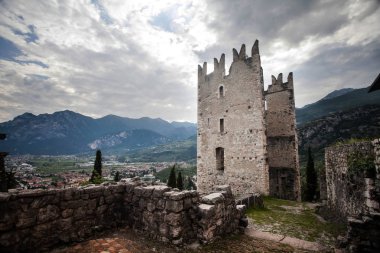 Kaya duvarları Arco Trento Trentino Alto Adige, İtalya Garda Gölü yakınındaki Ortaçağ Kalesi